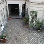 Verneuil-Ten Apartment